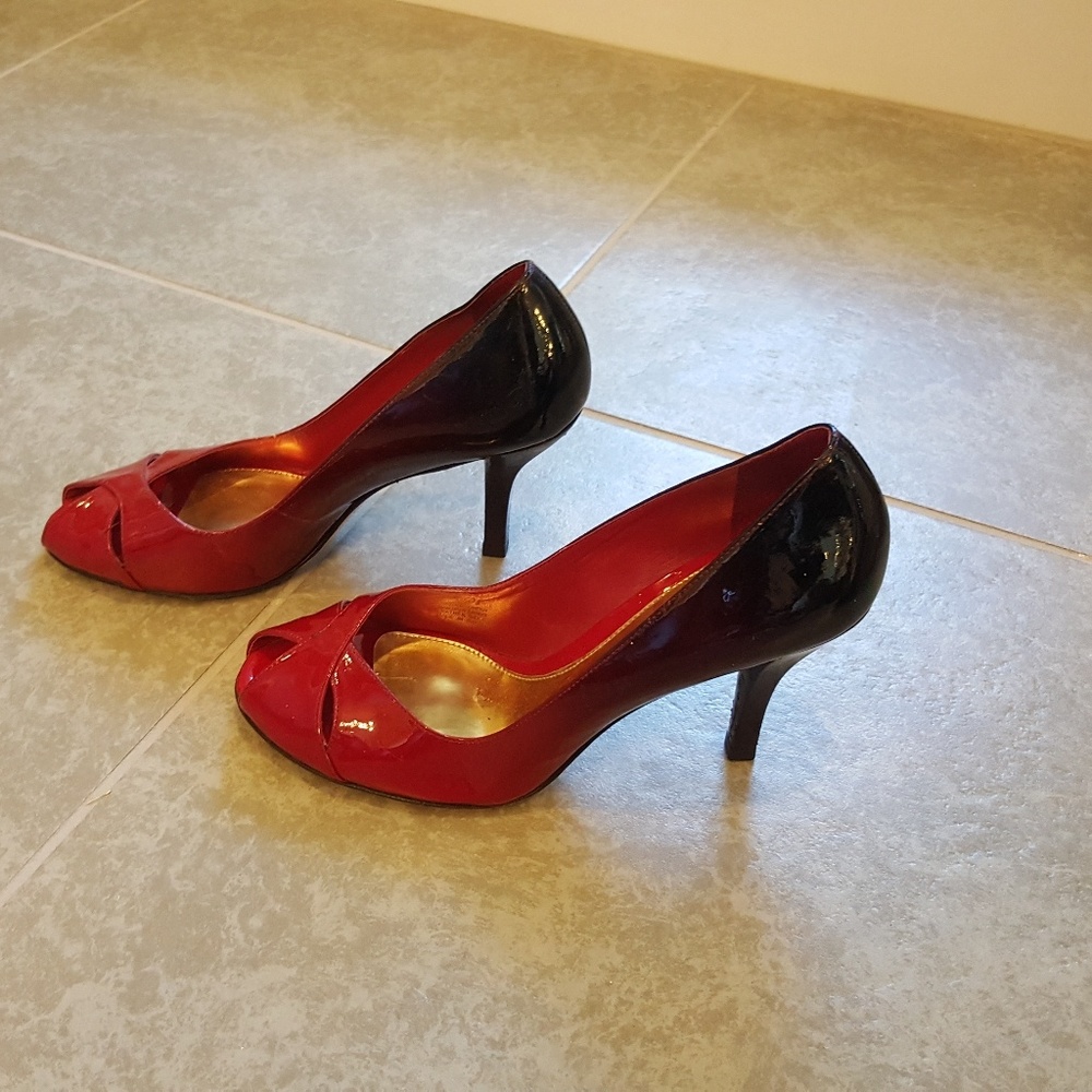 Antonio Melani Ombré Red/Black Peep-Toe Pumps 8